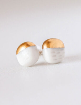 aros de porcelana hechos a mano con pasantes de plata 925, con detalles dorados inspirados en la fauna. Un complemento elegante y minimalista para usar en ocasiones especiales o todos los dias.