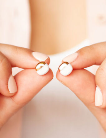 aros de porcelana hechos a mano con pasantes de plata 925, con detalles dorados inspirados en la fauna. Un complemento elegante y minimalista para usar en ocasiones especiales o todos los dias.