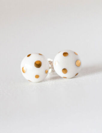 aros de porcelana hechos a mano con pasantes de plata 925, con detalles dorados inspirados en la fauna. Un complemento elegante y minimalista para usar en ocasiones especiales o todos los dias.