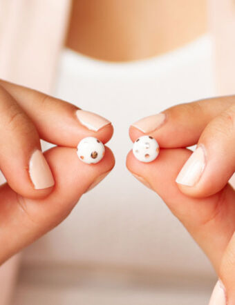 aros de porcelana hechos a mano con pasantes de plata 925, con detalles dorados inspirados en la fauna. Un complemento elegante y minimalista para usar en ocasiones especiales o todos los dias.