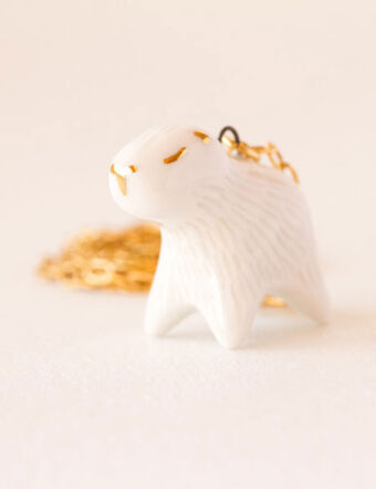 Collar con dije de porcelana hecho a mano inspirado en el carpincho. Regalo ideal para amantes de los carpinchos, capibaras o chiguires y de la naturaleza. Hecho a mano artesanalmente en plata 925. Coleccion fauna autoctona argentina y sudamericana de Ximena Clavelli Joyeria Salvaje