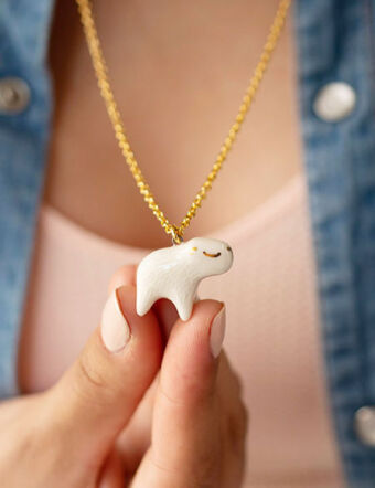 Collar con dije de porcelana hecho a mano inspirado en el carpincho. Regalo ideal para amantes de los carpinchos, capibaras o chiguires y de la naturaleza. Hecho a mano artesanalmente en plata 925. Coleccion fauna autoctona argentina y sudamericana de Ximena Clavelli Joyeria Salvaje