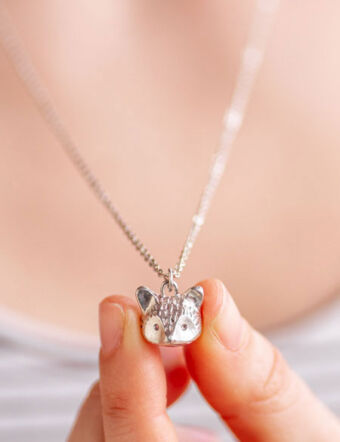 Collar con dije zorro. Regalo ideal para amantes de los zorro y de la naturaleza. Hecho a mano artesanalmente en plata 925. Coleccion fauna autoctona argentina y sudamericana de Ximena Clavelli Joyeria Salvaje