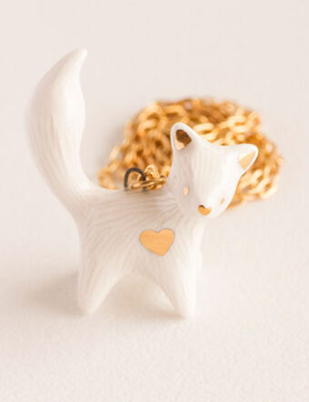 Collar con dije de porcelana hecho a mano. Inspirado en los zorro y con un corazon pintado en lustre de oro. Una pieza única hecha artesanalmente regalo ideal para amantes de los zorros, del principito y de la naturaleza.