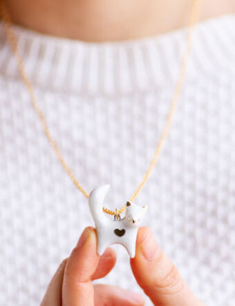 Collar con dije de porcelana hecho a mano. Inspirado en los zorro y con un corazon pintado en lustre de oro. Una pieza única hecha artesanalmente regalo ideal para amantes de los zorros, del principito y de la naturaleza.