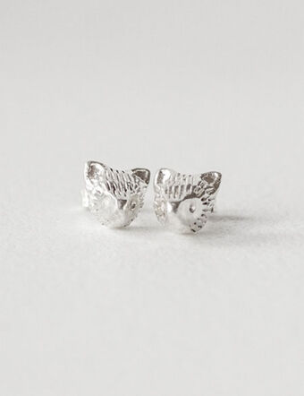 Aros de gatito diseño abstracto y minimalista. Hecho a mano artesanalmente en plata 925. Coleccion fauna autoctona argentina y sudamericana de Ximena Clavelli Joyeria Salvaje