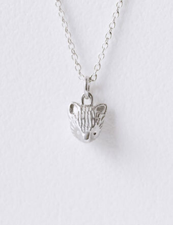 Collar con dije zorro. Regalo ideal para amantes de los zorro y de la naturaleza. Hecho a mano artesanalmente en plata 925. Coleccion fauna autoctona argentina y sudamericana de Ximena Clavelli Joyeria Salvaje