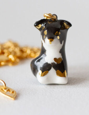 collar con dije personalizado hecho en porcelana completamente a mano basado en las fotos de tu mascota.