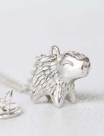 Collar con dije carpincho capibara. Regalo ideal para amantes de los carpinchos y de la naturaleza. Hecho a mano artesanalmente en plata 925. Coleccion fauna autoctona argentina y sudamericana de Ximena Clavelli Joyeria Salvaje