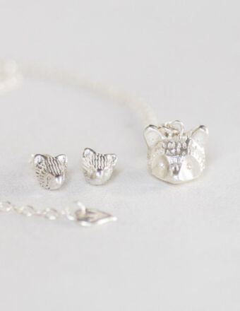 Formas de envío: Retira tu pedido en persona por el Showroom en Abasto los martes, jueves y viernes de 14 a 19hs (esperá la confirmacion de que tu pedido esta listo para retirar). En CABA con Correo Argentino. Una vez despachado tu pedido vas a recibir un numero de seguimiento por whats app o (mail en su defecto) para ver el estado del envío (verificá en la orden que tu mail y que tu teléfono sean los correctos). La demora puede variar entre 2 y 5 días hábiles aproximadamente dependiendo de tu ubicación y de la demanda que tenga el servicio de Correo Argentino. Despachamos martes y viernes. Envíos al interior con Correo Argentino.  Una vez despachado tu pedido vas a recibir un número de seguimiento por whats app o (mail en su defecto), para ver el estado del envío (verificá en la orden que tu mail y que tu teléfono sean los correctos). La demora puede variar entre 5 y 10 días hábiles aproximadamente dependiendo de tu ubicación y de la demanda que tenga el servicio de Correo Argentino. Despachamos martes y viernes. Envío sin cargo a sucursal de Correo Argentino. Siempre ante la duda escribinos por whatsapp desde el botón verde de la tienda on line. Hacemos envíos a todos el país. Si no encontrás una forma de envío para tu ubicación revisá el código postal que pusiste en el calculador de envíos en el carrito de compras o escribinos por whats app desde el boton verde en la tienda on line. Formas de pago: Efectivo 15% off: Si estas cerca podes abonar en efectivo con un 15% de descuento al retirarlo por el Showroom. El descuento se aplica en el checkout y lo vas a ver descontado del total. Poné tu dirección para habilitar la opción de retiro por Showroom. Transferencia 15% off: Podes abonar con transferencia bancaria directamente a nuestra cuenta. El descuento se aplica en el checkout y lo vas a ver descontado de tu total a transferir. Tarjeta de Crédito hasta 3 cuotas: Se puede abonar con tarjeta de crédito en hasta 3 cuotas sin interés. Toda la mercadería que esta en stock en la tienda online esta disponible y lista para retirar en menos de 72hs hábiles de haber realizado tu pedido. (Si el sistema te deja hacer la compra es porque hay stock). Packing: Tus compras las recibís listas para regalo en el hermoso packing de la foto con una ilustración de fauna autóctona Argentina. Retiro por Showroom en almagro: Los retiros por showroom son los martes, jueves y viernes de 14 a 19hs en billinghurst 228 CABA, también podes pasar a ver lo que tenemos en ese horario (recordá que para retirar siempre tenés que esperar la confirmación de que tu pedido esta listo). Cambios: Si estás insatisfecho con tu pieza por alguna razón por favor ponete en contacto conmigo hasta 10 días después de recibir tu pedido a tienda@ximenaclavelli.com. Para que el cambio sea aceptado, los productos se deben encontrar en excelentes condiciones, no deben haber sido utilizados ni dañados y se debe presentar el comprobante de compra correspondiente. Si tienes alguna duda hacenos tu consulta por WhatsApp haciendo click en el icono verde de abajo a la derecha.