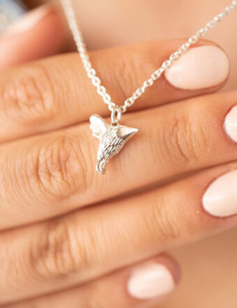 Collar con dije colibrí o picaflor. Hecho a mano artesanalmente en plata 925. Coleccion fauna autoctona argentina y sudamericana de Ximena Clavelli Joyeria Salvaje