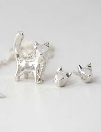 Combo collar y aros de gato hechos a mano en plata 925. Son un regalo ideal para una cat lover.
