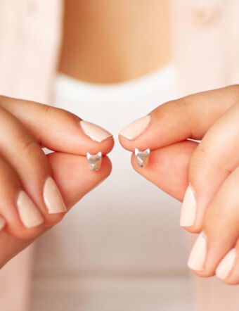 Aros de gatito diseño abstracto y minimalista. Hecho a mano artesanalmente en plata 925. Coleccion fauna autoctona argentina y sudamericana de Ximena Clavelli Joyeria Salvaje