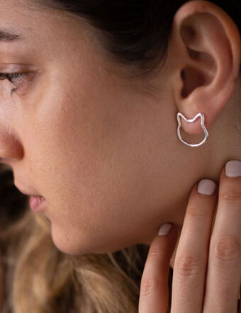 Aros de gato diseño lineal, abstracto y minimalista. Hecho a mano artesanalmente en plata 925. Coleccion fauna autoctona argentina y sudamericana de Ximena Clavelli Joyeria Salvaje