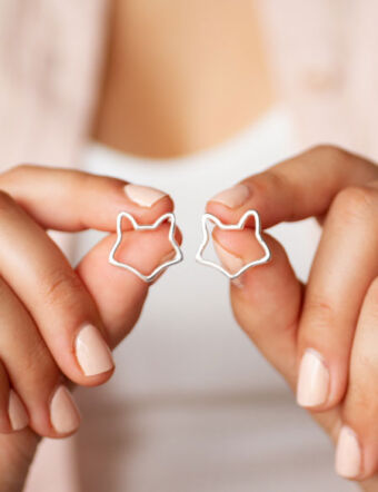 Aros de zorro diseño abstracto y minimalista. Hecho a mano artesanalmente en plata 925. Coleccion fauna autoctona argentina y sudamericana de Ximena Clavelli Joyeria Salvaje