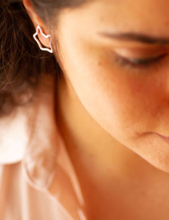 Aros de zorro diseño abstracto y minimalista. Hecho a mano artesanalmente en plata 925. Coleccion fauna autoctona argentina y sudamericana de Ximena Clavelli Joyeria Salvaje