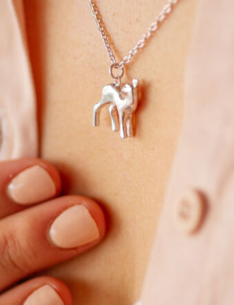 Collar ciervita, guazuncho, guazuvira o corzuela. Hecho a mano artesanalmente en plata 925. Coleccion fauna autoctona argentina y sudamericana de Ximena Clavelli Joyeria Salvaje
